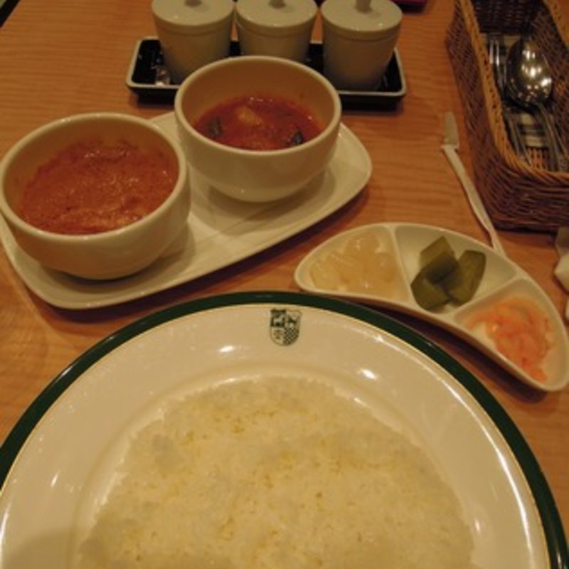 シーフードとコルマカレーのハーフ&ハーフ(新宿中村屋本店)