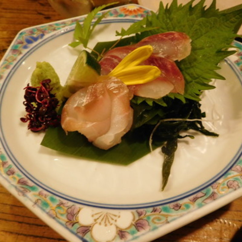 三河産の石鯛の刺身(伍味酉)