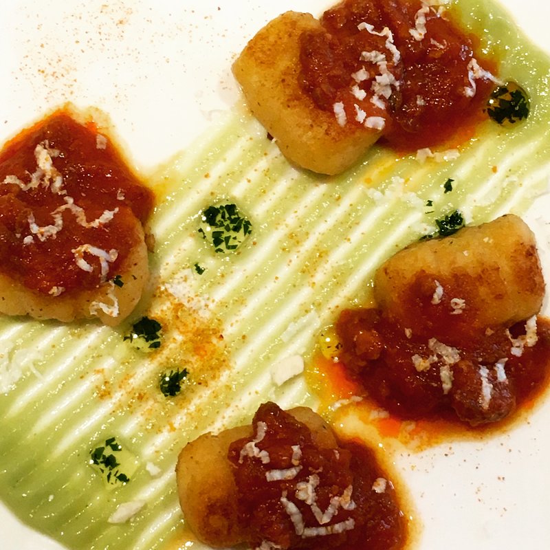 自家製焼きニョッキ 南イタリア風サルシッチャソースとブロッコリーのピュレ(ステファノ エ トモコ)