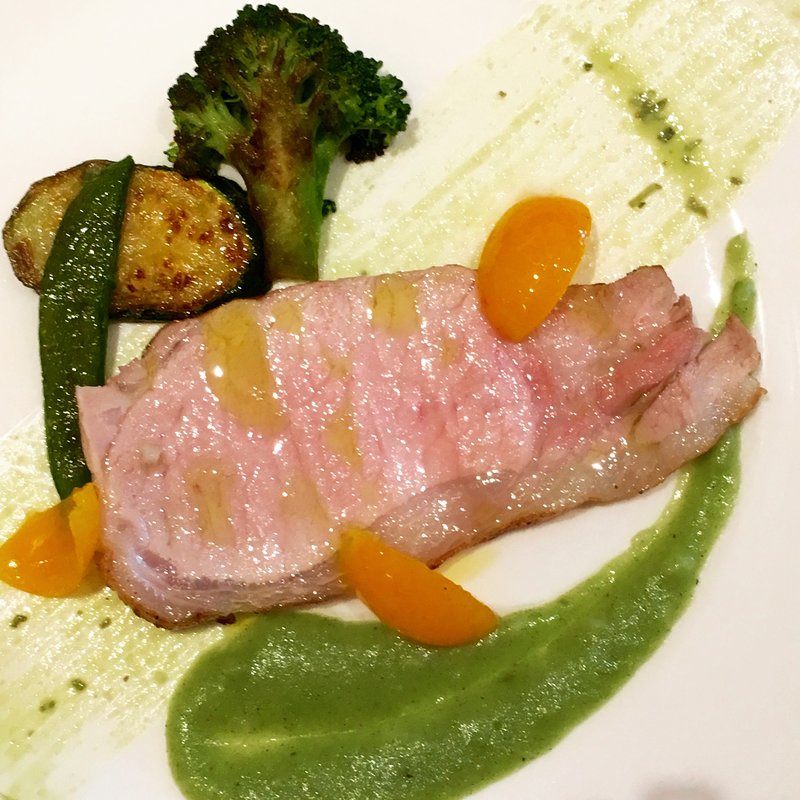 きなこ豚のオーブン焼き エストラゴンハーブのマスタードソース パセリの葉の葉緑素を混ぜたポテトのピュレ(ステファノ エ トモコ)