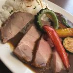 スワンレイクカレー～ローストポークのせ～(スワンレイクパブエド 田町店)