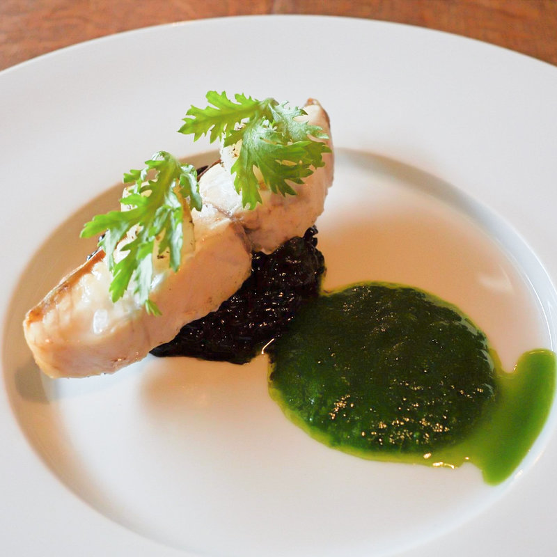 徳島産 鰆 いか墨のリゾット菊菜のソース(五風十雨 （ごふうじゅうう）)