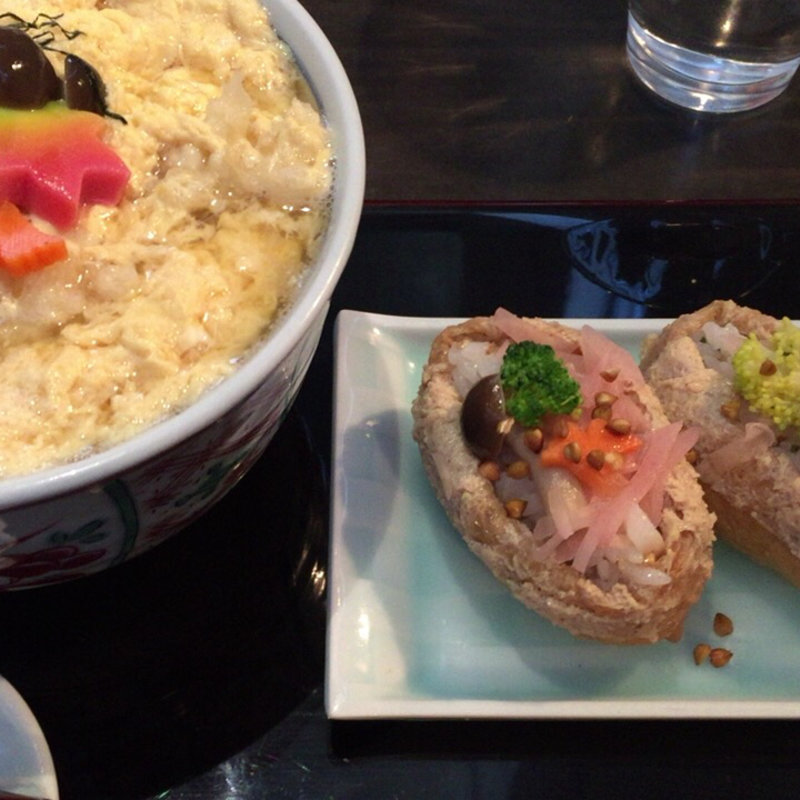 天とじ蕎麦とお稲荷さん(銀杏 （ぎんなん）)