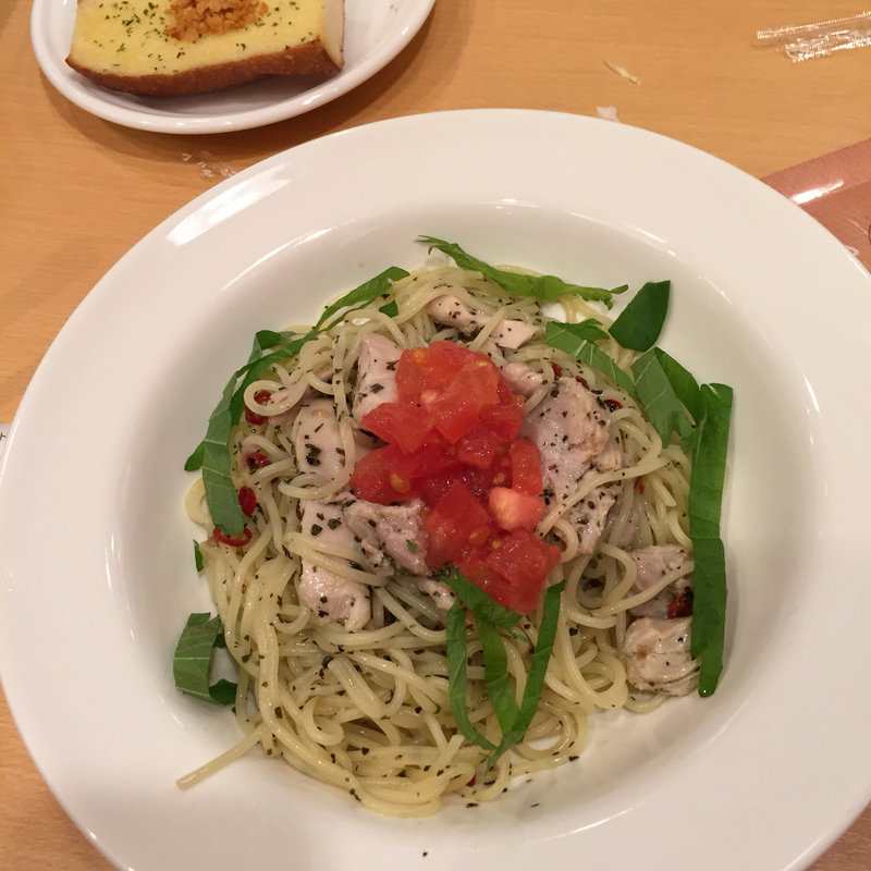 チキン・トマトのバジルペペロンチーノ(ポポラマーマ カナート洛北)