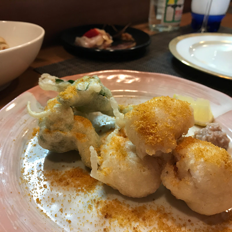 北海道産白子のフリット たっぷりのイタリヤ産カラスミと共に(ラ フォンターナ アッヅッラ)