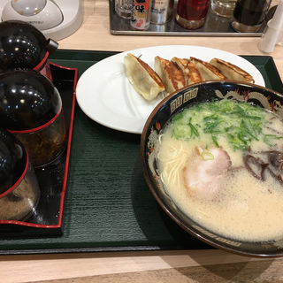 豚骨ラーメンと餃子(れんげ食堂 Toshu 梅ヶ丘店)