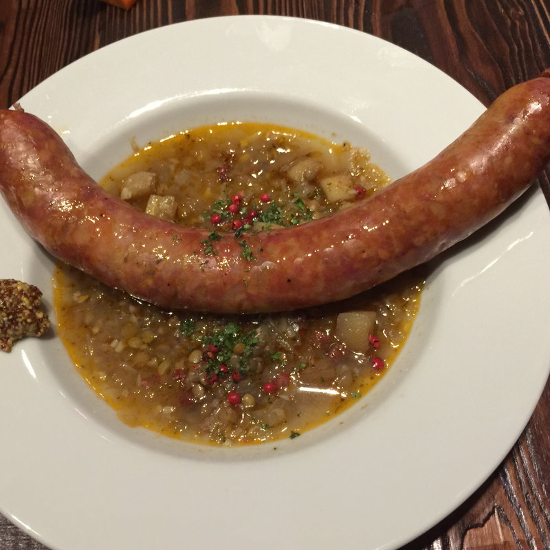 自家製オリジナルソーセージ レンズ豆とハーブの煮込みとともに(スペイン料理と自然派ワイン LUZ)