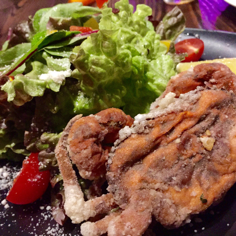 ソフトシェルクラブのグリーンサラダ サルピコンをのせて(スペイン料理と自然派ワイン LUZ)