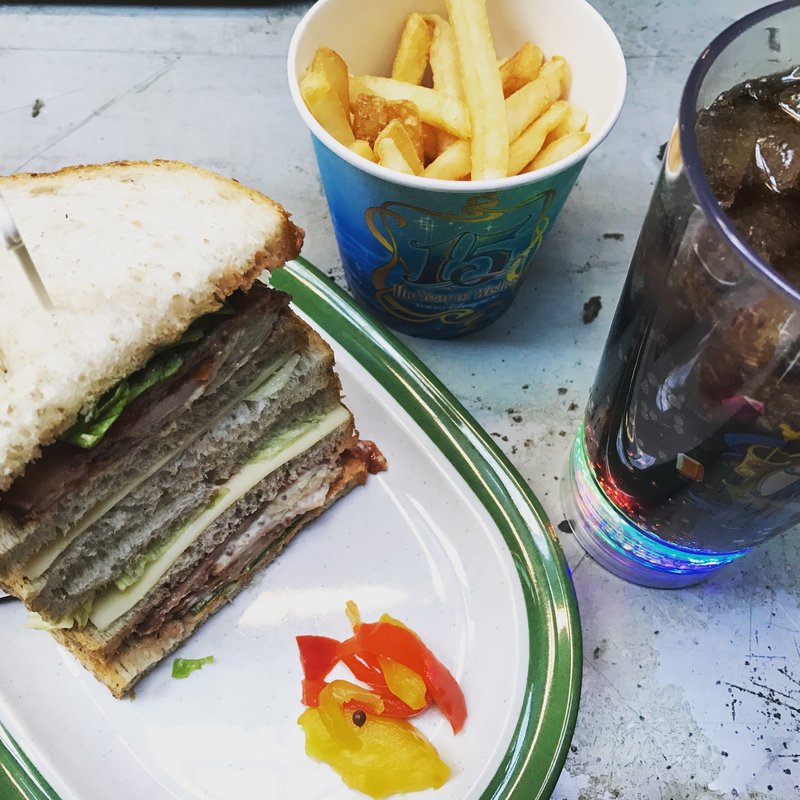 マイルハイ・デリ・サンドセット(S.S.コロンビア・ダイニングルーム)