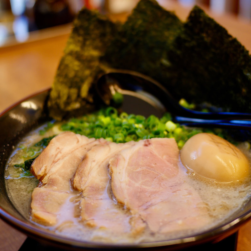 豚骨醤油ラーメン(豪華4点盛り)(豚骨専門らーめん釖)