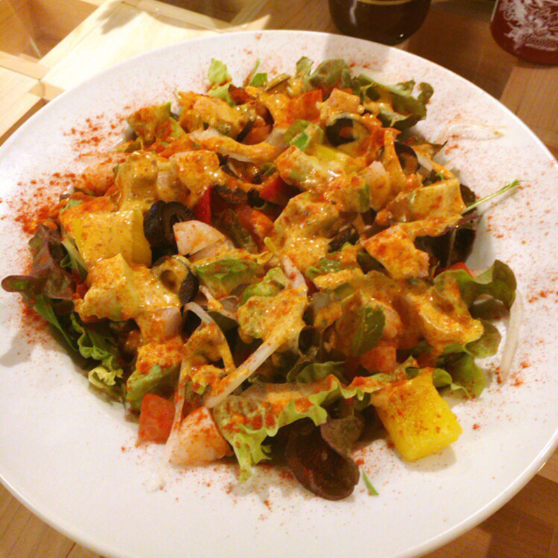 ぷりぷり海老とアボカドのCobbサラダ(自家製ソーセージと燻製  裏天満BREMEN)