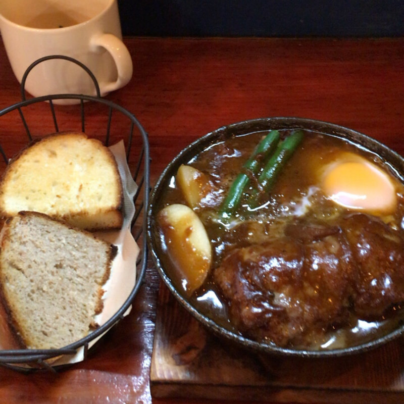 シチュー煮込みハンバーグ(鉄鍋ビストロ BLACK POT)