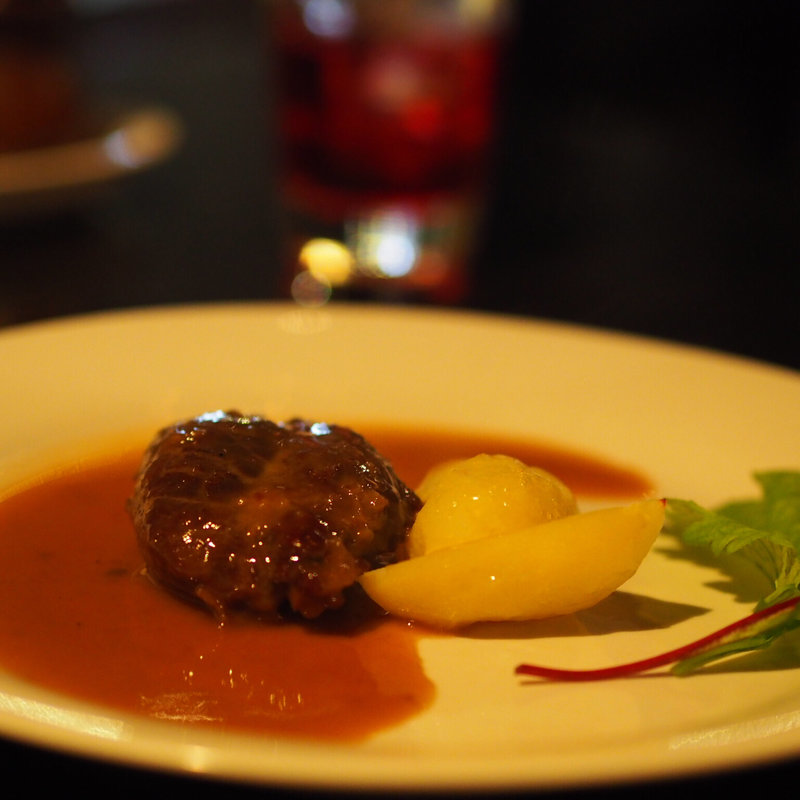 ほほ肉のリンゴ煮 アストゥーリアス風(バル デ プエルト （BAR DE PUERTO）)