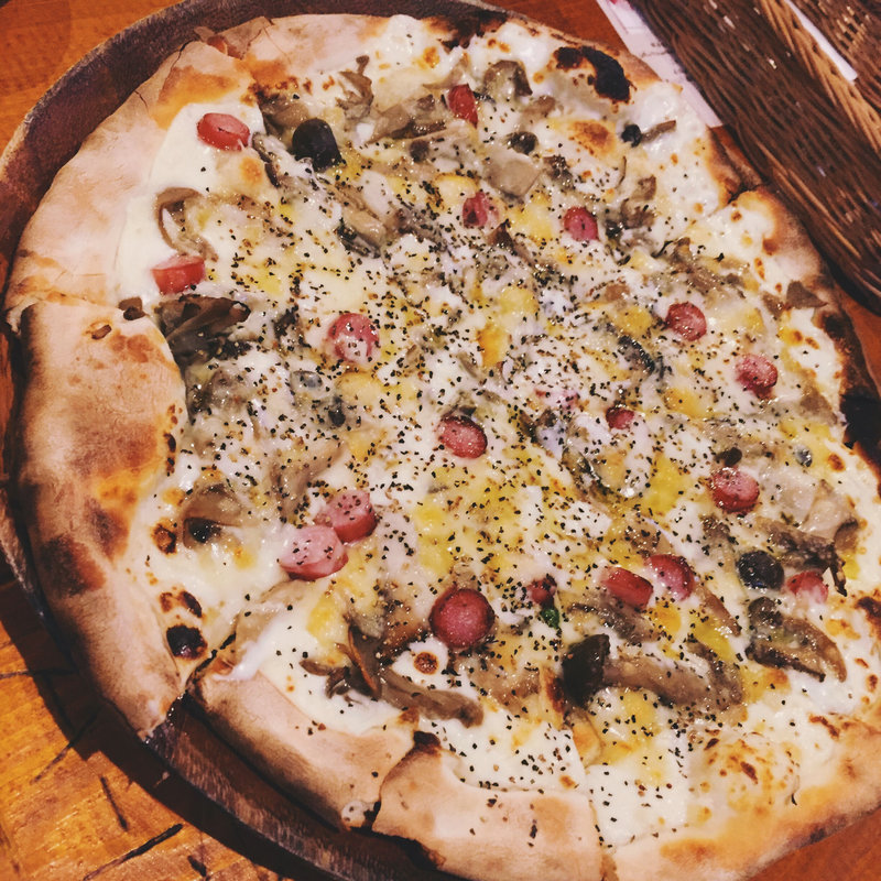 きのことブラックペッパーのピザ(HATTIFNATT 吉祥寺のおうち)