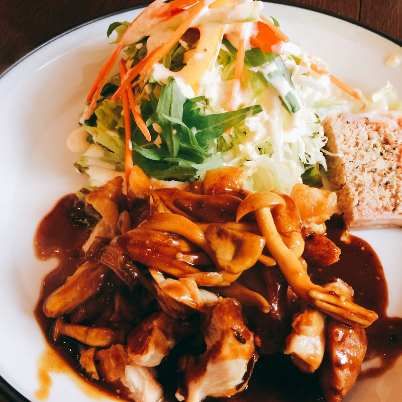 鶏のロースト、キノコソース付(洋食kogame)