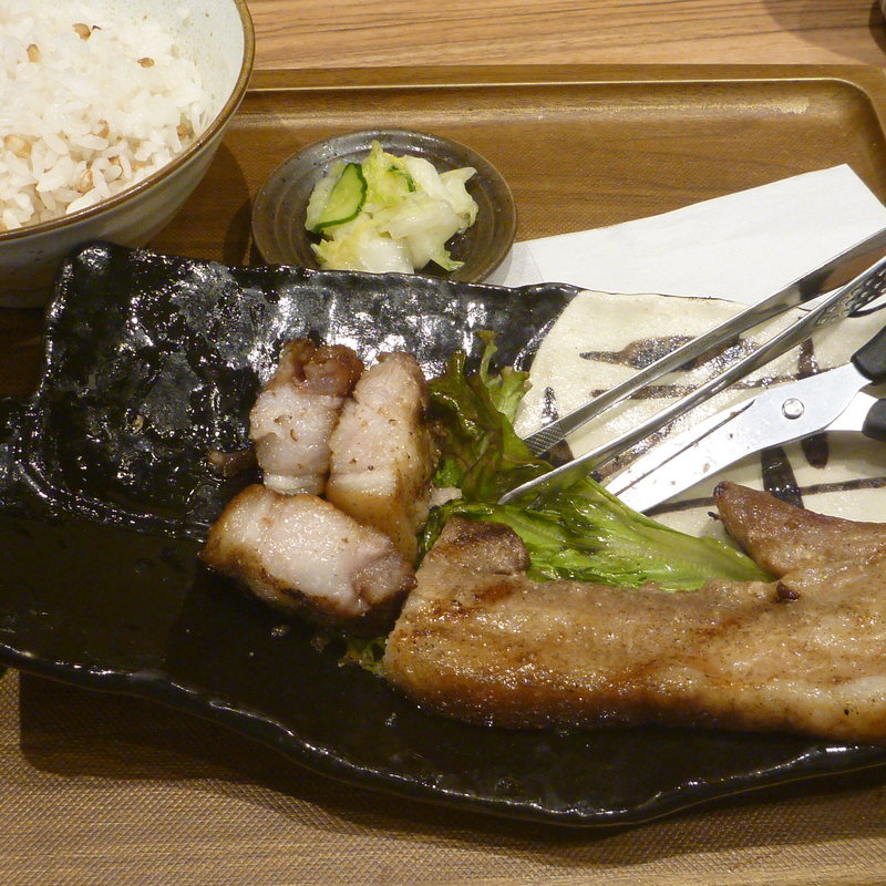 茶美豚バラ黒胡椒焼き定食（とろろ無し）(とと和くら ヨドバシ横浜店)