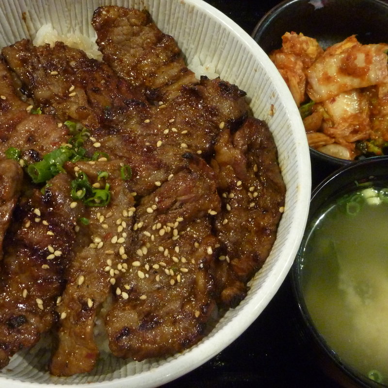 牛カルビ丼　特盛(北海道マルハ酒場 御徒町一号店)