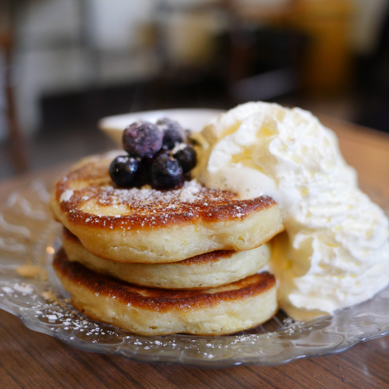 ベリーソースパンケーキwithブレンドクリームバニラアイス添え ドリンクセット( カフェ 坂の下)