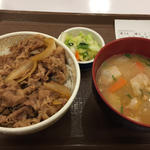 【期間限定価格】牛丼とん汁おしんこセット(すき家 末広町店 )