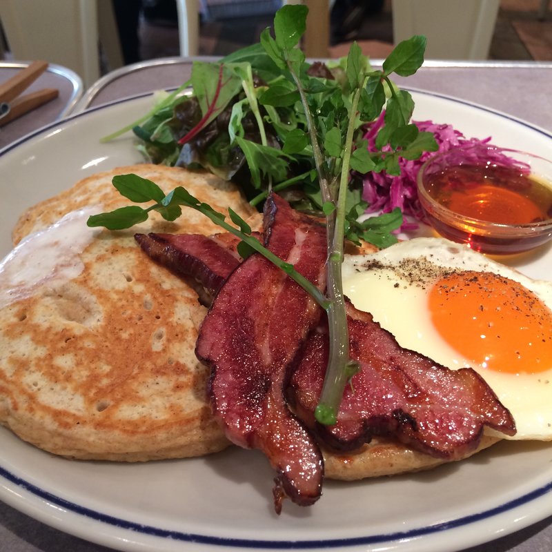 ベーコンとエッグのパンケーキ(flipper's)