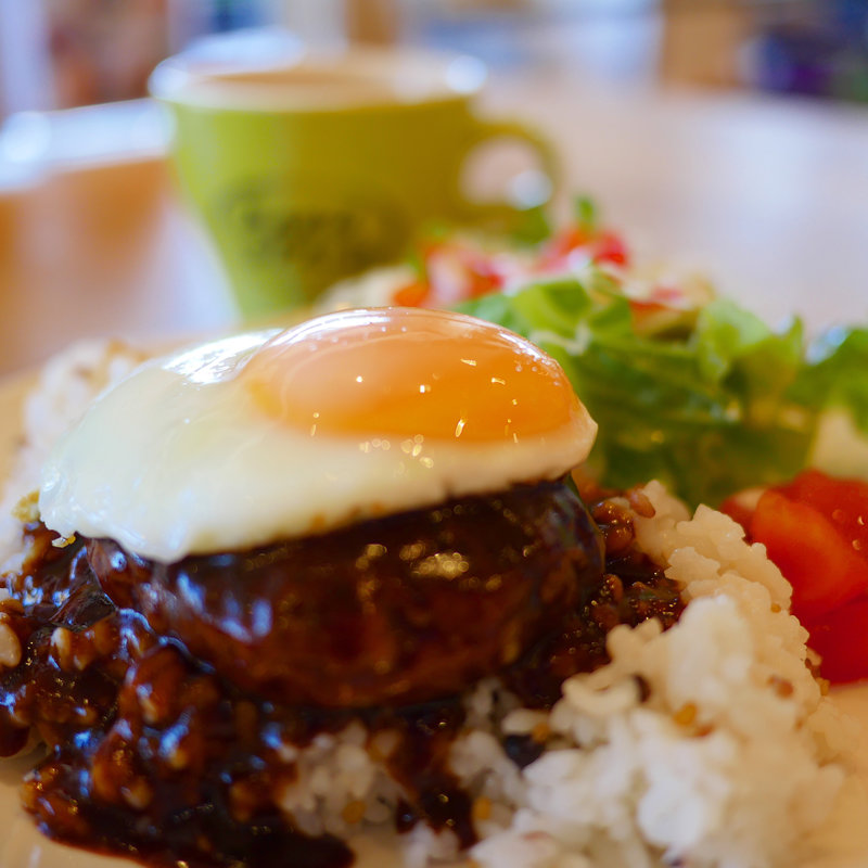 チーズインハンバーグのロコモコ(RAKU SPA Cafe浜松)