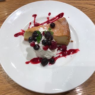 ベイクドチーズケーキ  フランボワーズソース(カフェ&ブックス　ビブリオテーク 熊本鶴屋店 )