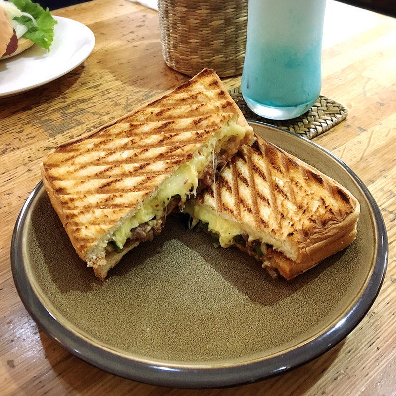 サーチャー牛肉入りパニーニ（麥特牛肉厚押餅）(好初Deˇli)