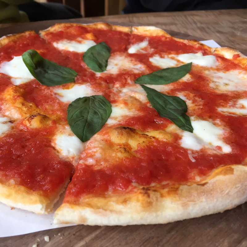 ピッツァ　トマトベース　トマト・チーズ・海の幸(もく遊りん食工房)