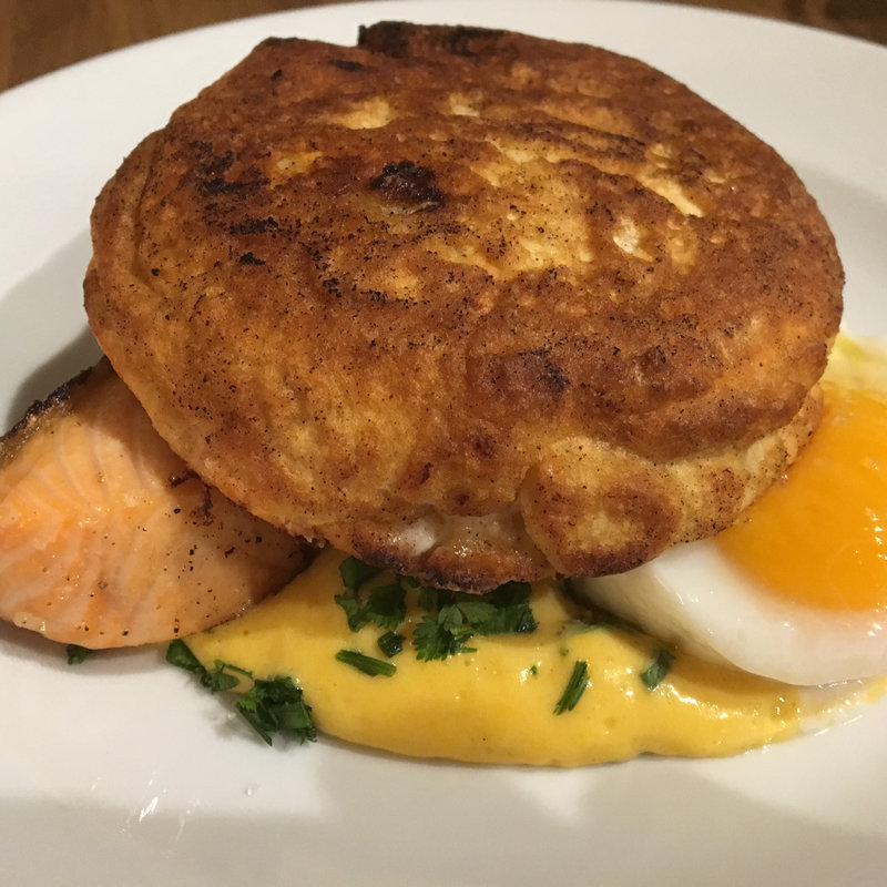 自家製スモークサーモンのエッグベネディクト風(ブラッスリー・アルティザン)