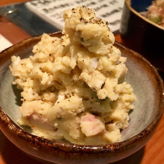 黒オリーブと厚切ベーコンのポテトサラダ(日本酒バー 雲レ日)