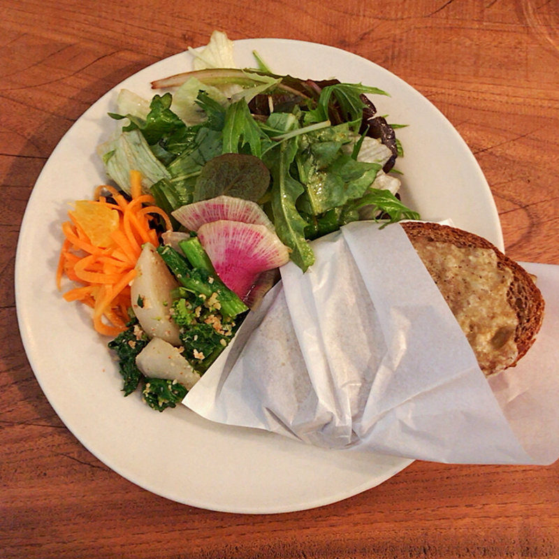 クロックムッシュと有機野菜のサラダ(カワタ製菓店)