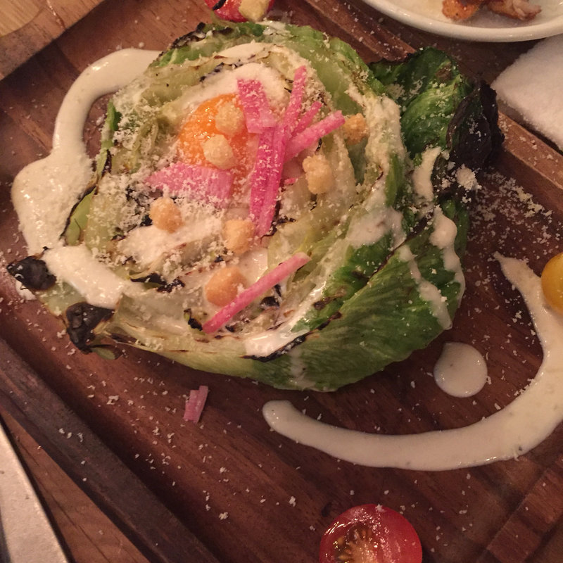 焼きレタスと削りチーズのシーザーサラダ(炭火バル あじと)