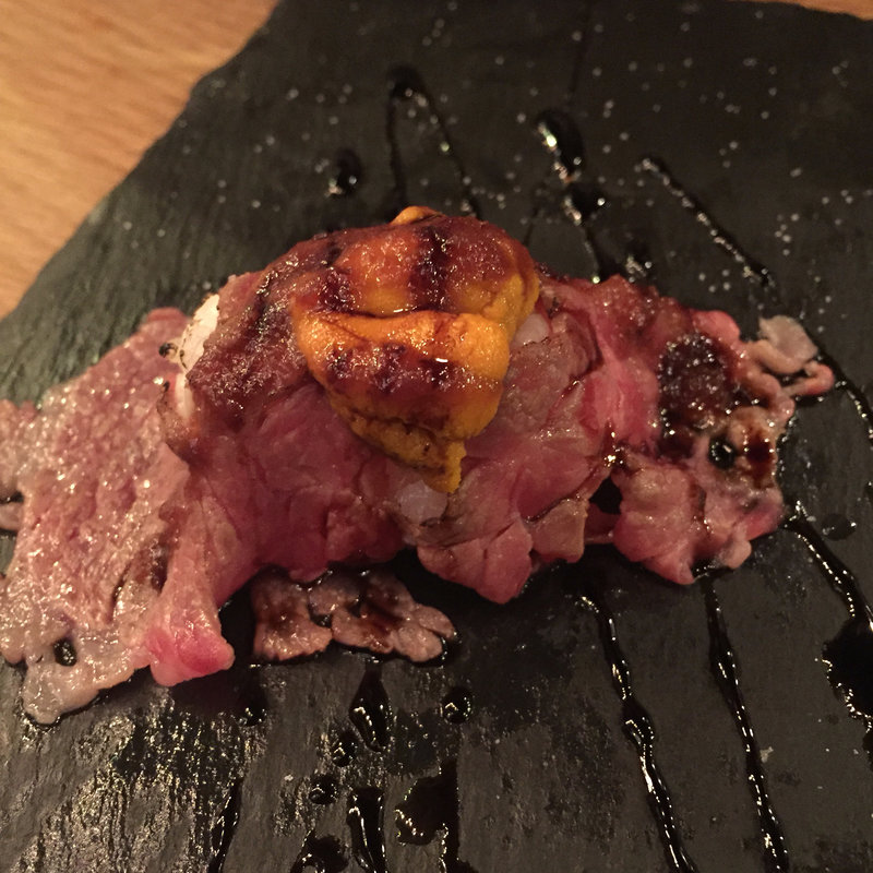 黒毛和牛の肉寿司うにのせ(炭火バル あじと)