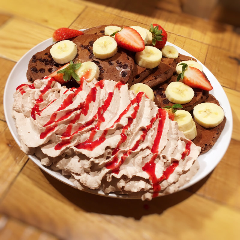 トリプルチョコレートブラウニーパンケーキ(Eggs 'n Things 福岡天神店)