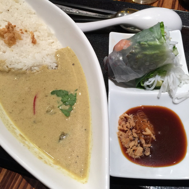 チキンカレーと生春巻き(フォーナム東京ミッドタウン店)