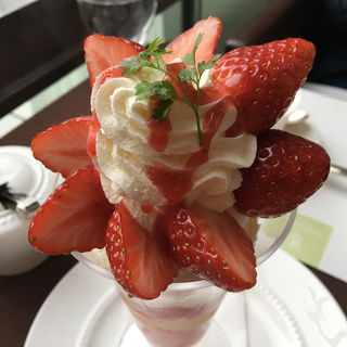 クイーンストロベリーパフェ(千疋屋総本店フルーツパーラー)