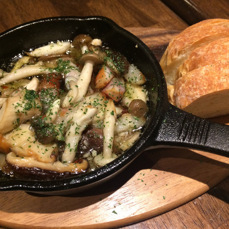 ベーコンとキノコのアヒージョ(カフェイタリアーノラ・ステラ)