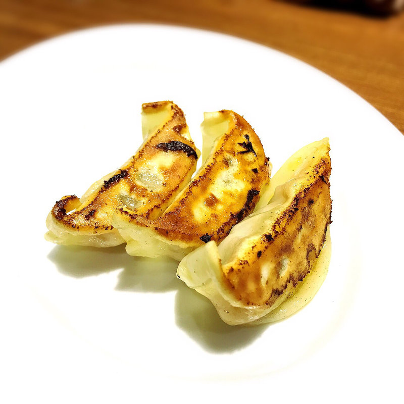 半黒豚餃子(横浜家系ラーメン 麺家 黒)