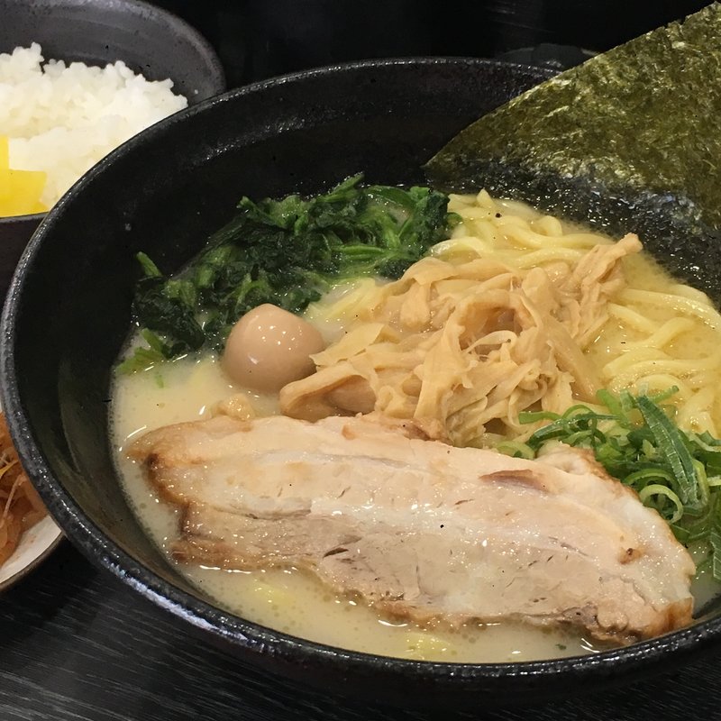 塩ラーメン(横浜家系ラーメン 八段)