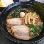 魚介醬油ラーメン(横浜家系ラーメン 八段)