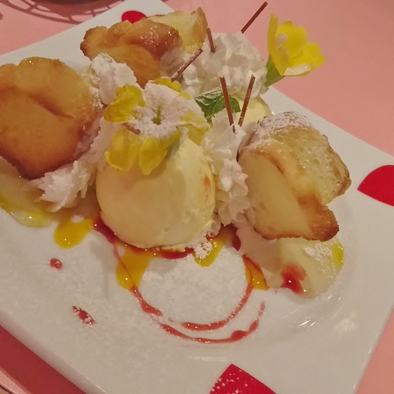 小さなハニートーストバター付きパン蝶仕立て　バニラアイスと共に(魔法の国のアリス )