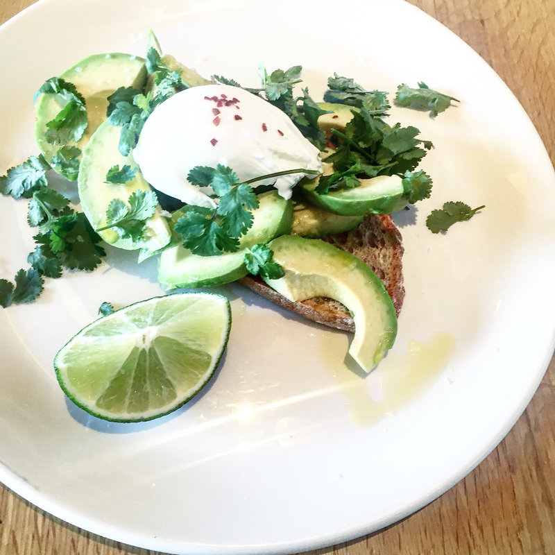 アヴォカド、ライム、コリアンダーのオープンサンドイッチ(bills 表参道)