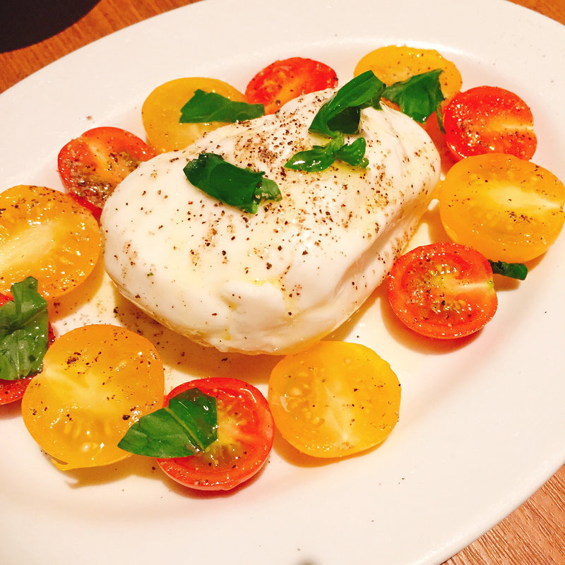 フルーツトマトと水牛ボッコンチーニのカプレーゼ(マルゴーグランデ （MARUGO GRANDE）)