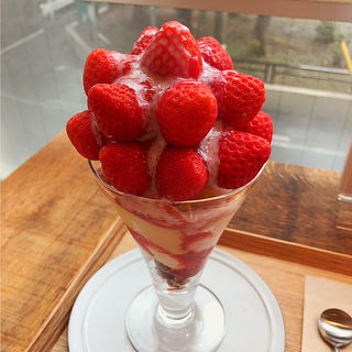 苺のパフェ(ソビノワ)