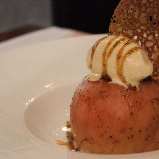 りんごのオーブン焼き ローズマリーのチュイル バニラアイスクリーム(ルグドゥノム ブション リヨネ （Lugdunum Bouchon Lyonnais）)