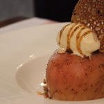 りんごのオーブン焼き ローズマリーのチュイル バニラアイスクリーム