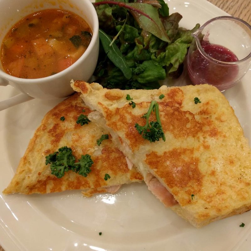 スモークチキンとチーズのフレンチトーストサンド(アフタヌーンティー・ティールーム ららぽーと横浜)