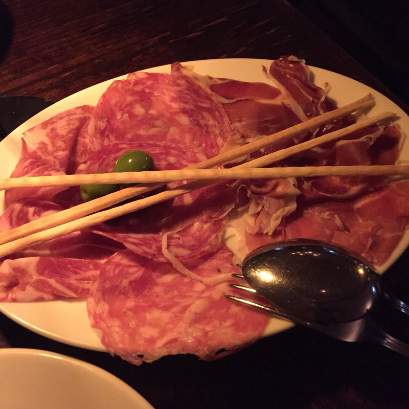 生ハム・サラミの盛り合わせ(シクスバイオリエンタルホテル)