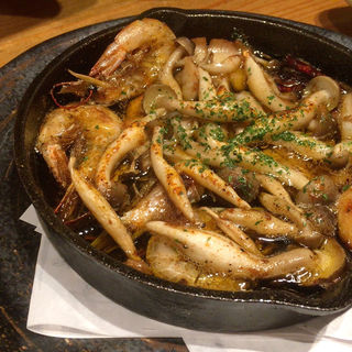 芝海老とタコのアヒージョ(こけら)