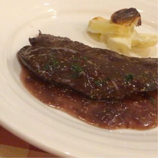 国産ホルスタイン種 バヴェットのソテ エシャロットのソース(サラマンジェ・ド・イザシ・ワキサカ （Salle a manger de Hisashi WAKISAKA）)